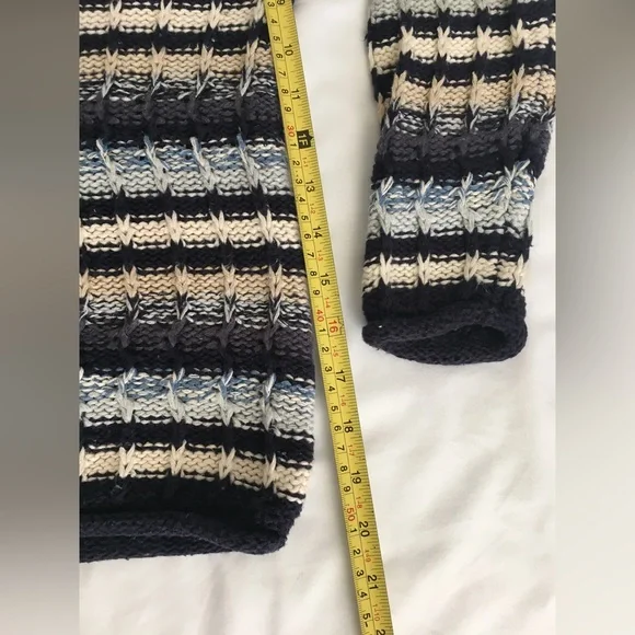 90’s The Limited navy/blue/white/tan knit sweater with button accent. - Picture 4 of 8